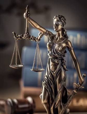 Figura de la justicia sosteniendo una balanza